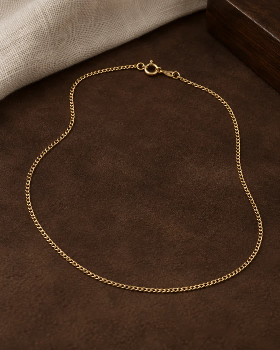 Fine Curb Chain, 9ct back view showing chain and fastening
