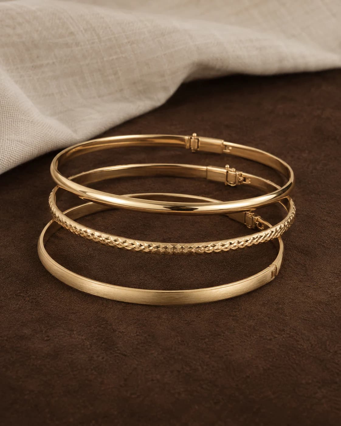 Heirloom Bangle Set, 9ct back view showing chain and fastening