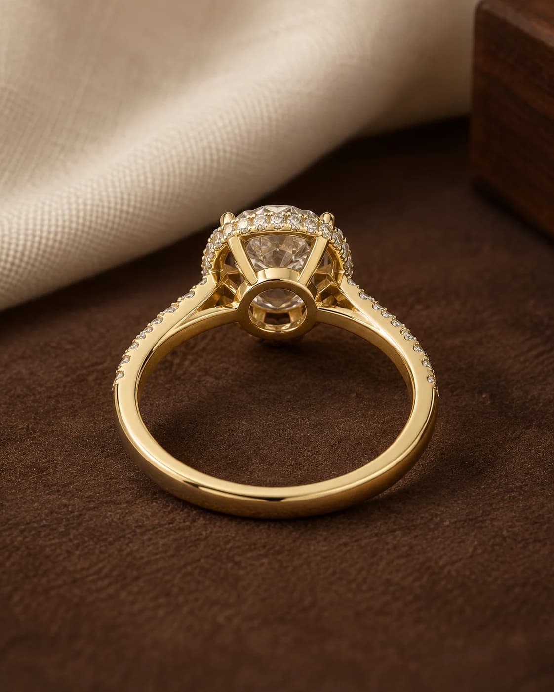 Solitaire Halo Ring, 18ct back view showing chain and fastening